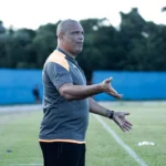 Técnico Osny em campo com uniforme do Comercial