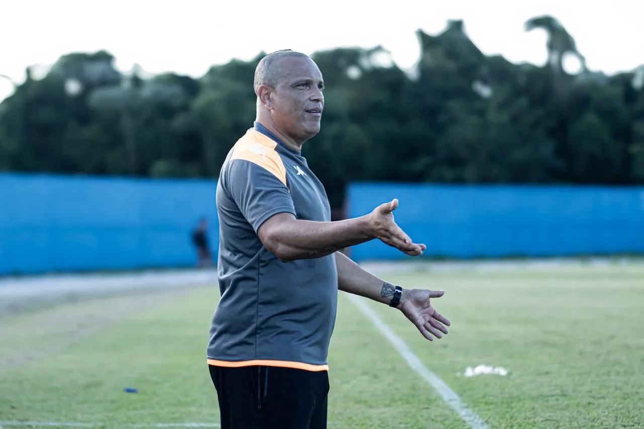 Técnico Osny em campo com uniforme do Comercial