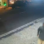 Câmera de segurança vandalizada em Cabo Frio, com fiação à mostra, após furto e destruição.