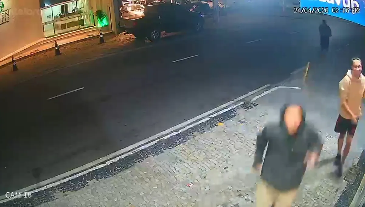 Câmera de segurança vandalizada em Cabo Frio, com fiação à mostra, após furto e destruição.