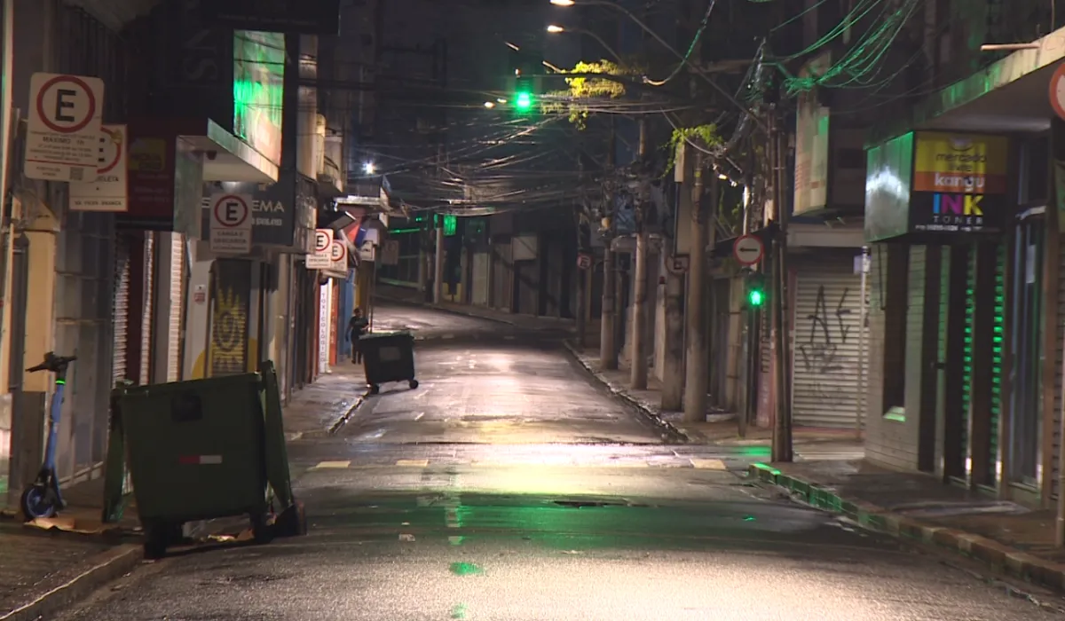 Centro de Campinas vazio e comércios fechados à noite, simbolizando insegurança.