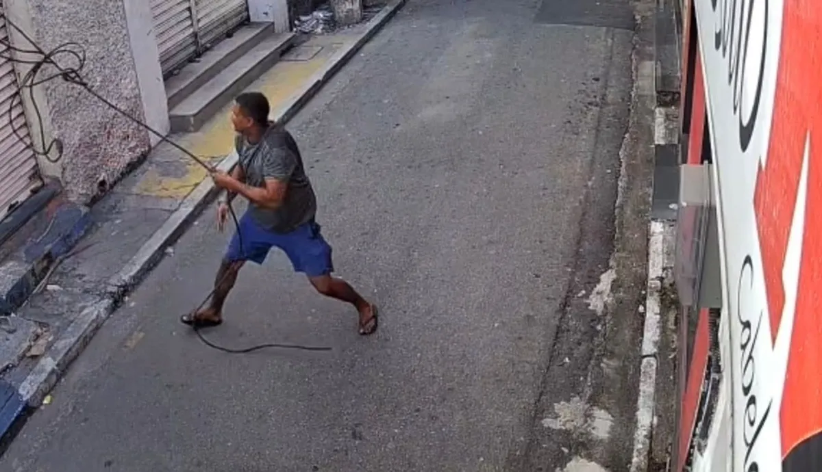 Rua comercial em Campos dos Goytacazes com segurança noturna