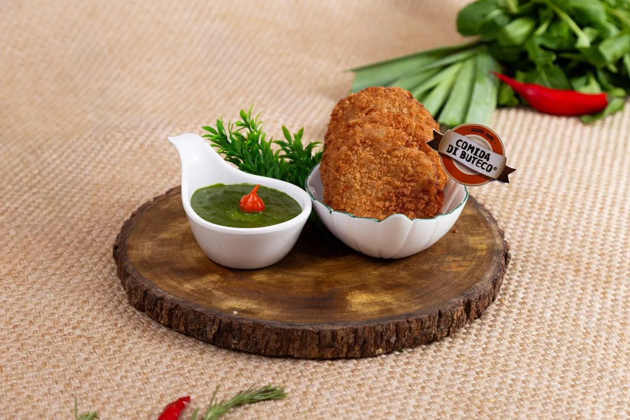 Petisco de verduras do Comida di Buteco Rio 2026 em mesa de bar