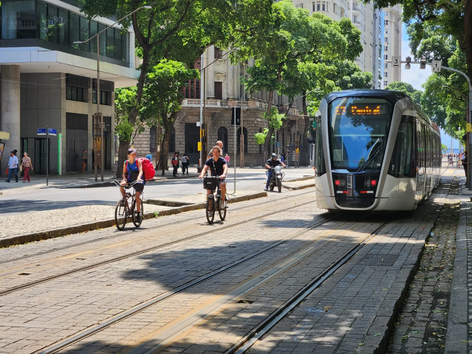 Ciclista em rua do Rio de Janeiro, trânsito, mobilidade urbana, ciclomotores