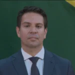 Fachada do Capitólio dos EUA com bandeira do Brasil, simbolizando a missão do Senado para acompanhar brasileiros detidos.