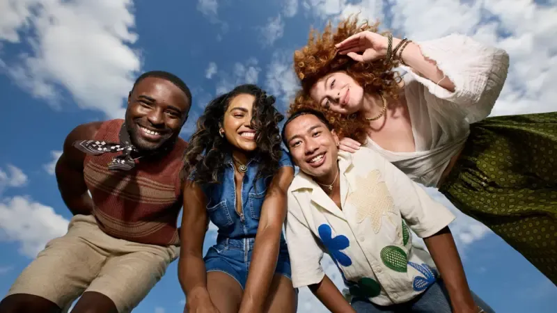 Grupo de pessoas felizes socializando