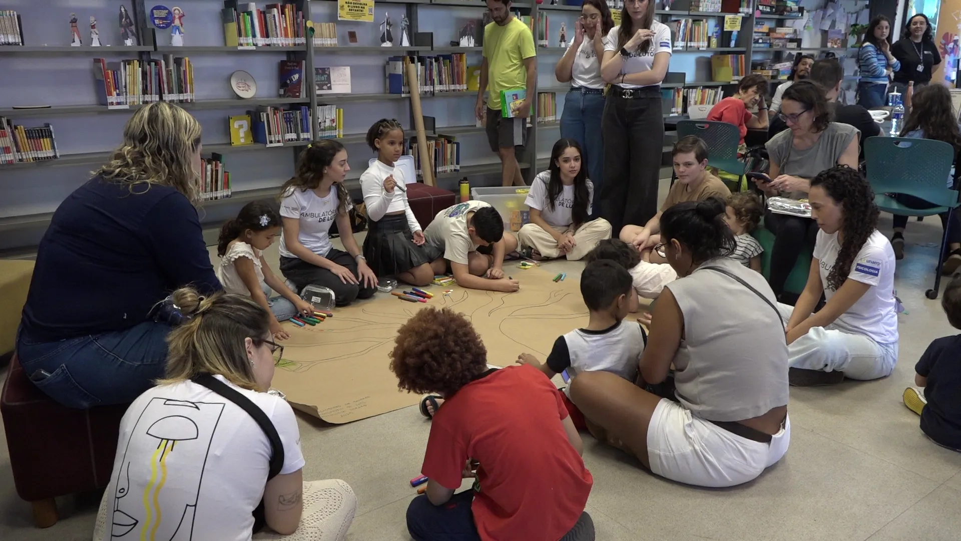 Adolescentes em crise sendo acolhidos por adultos