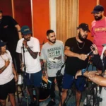 Imagem ilustrativa do coletivo de rap Selo Ceia em estúdio, com elementos que remetem à controvérsia e disputas legais.