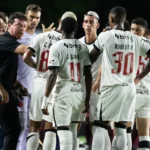 Jogadores do Vasco, incluindo Saldivia, Rojas e Brenner, em campo após indicações de Fernando Diniz