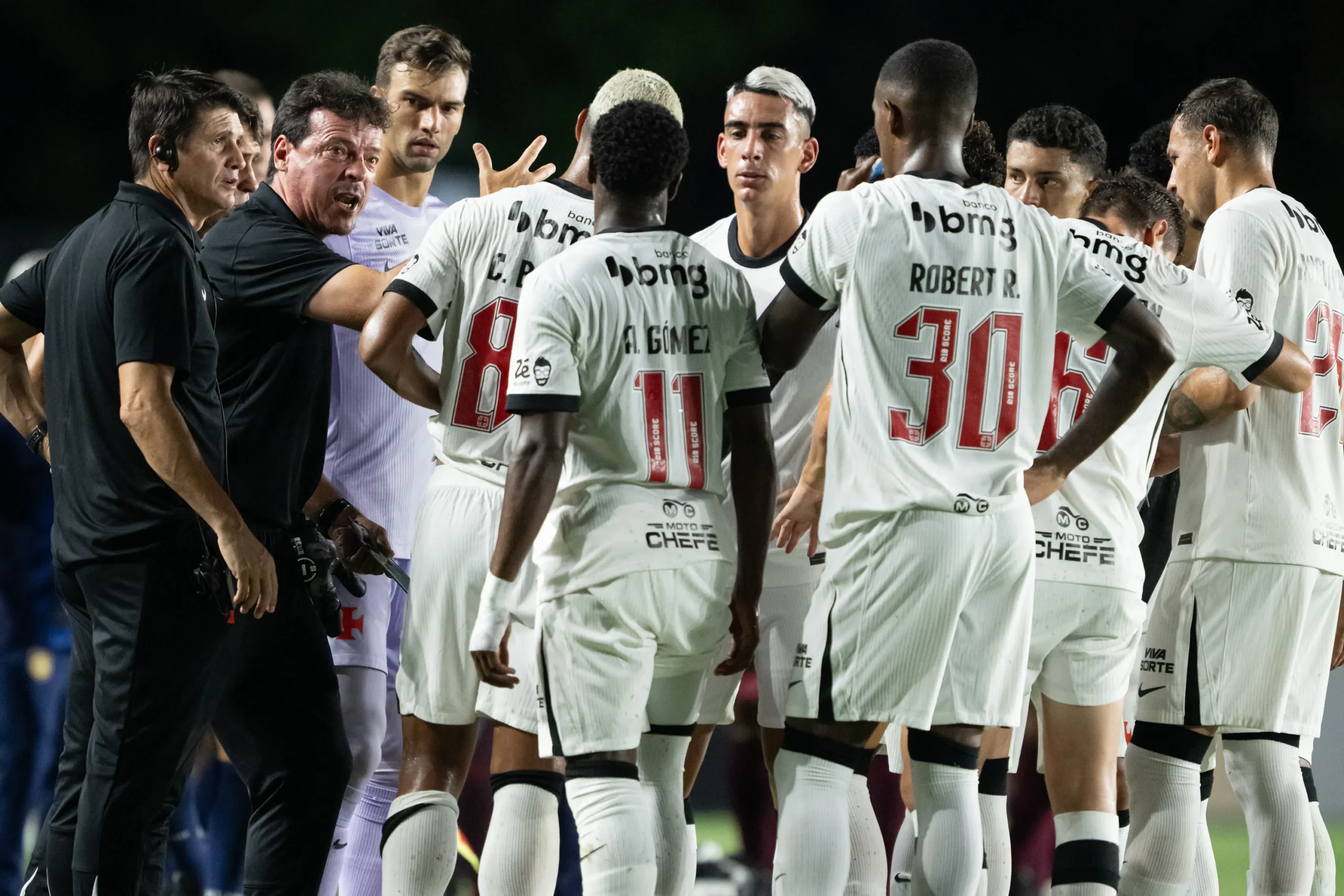 Jogadores do Vasco, incluindo Saldivia, Rojas e Brenner, em campo após indicações de Fernando Diniz