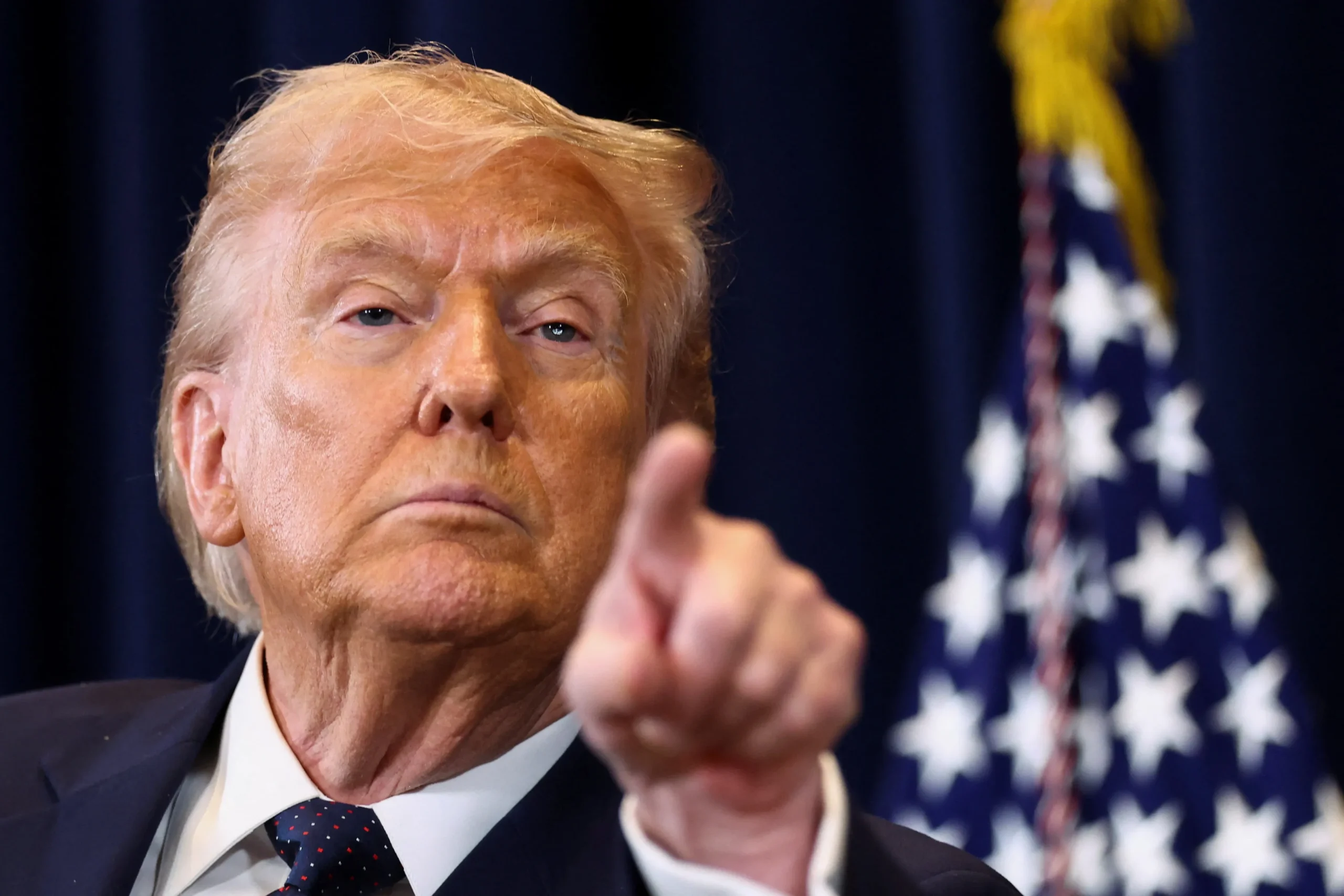 Barril de petróleo em cenário geopolítico, refletindo a influência de Trump nos preços