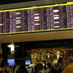 Pessoa escaneando passaporte em máquina biométrica para entrada na UE