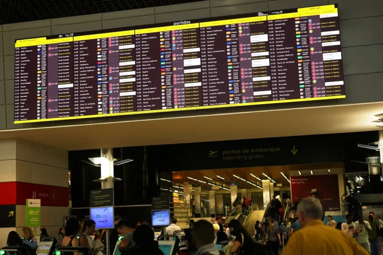 Pessoa escaneando passaporte em máquina biométrica para entrada na UE