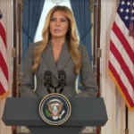 Melania Trump no púlpito da Casa Branca falando sobre Jeffrey Epstein