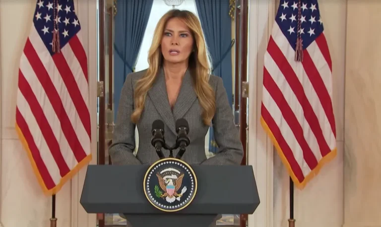 Melania Trump no púlpito da Casa Branca falando sobre Jeffrey Epstein