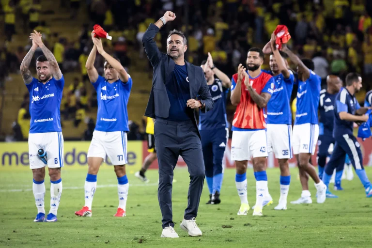 Jogadores do Cruzeiro celebrando gol em jogo no Mineirão