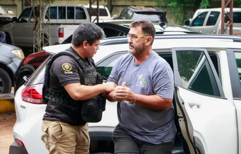 Polícia paraguaia prendendo Marcos Campinha Panissa, assassino brasileiro