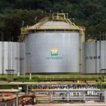 Navio cargueiro no Estreito de Ormuz, rota de petróleo, comércio internacional de energia