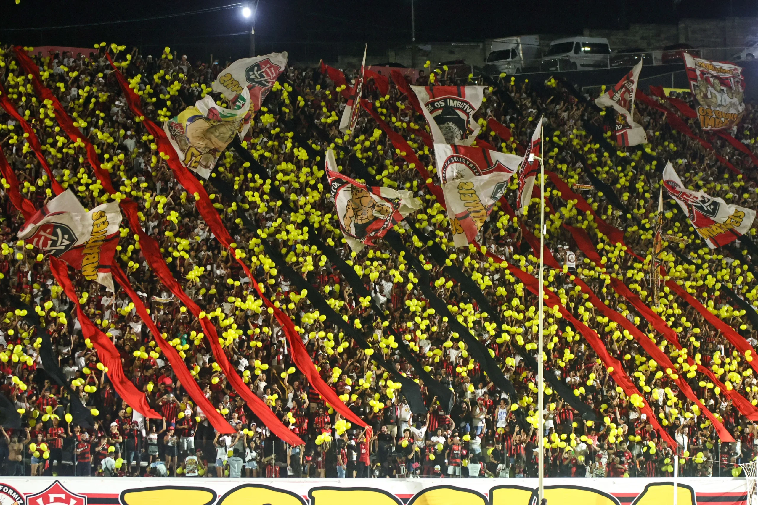 Estádio Barradão com torcida do Vitória em jogo