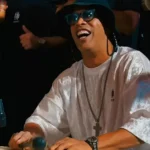 Ronaldinho Gaúcho tocando tantan em roda de samba