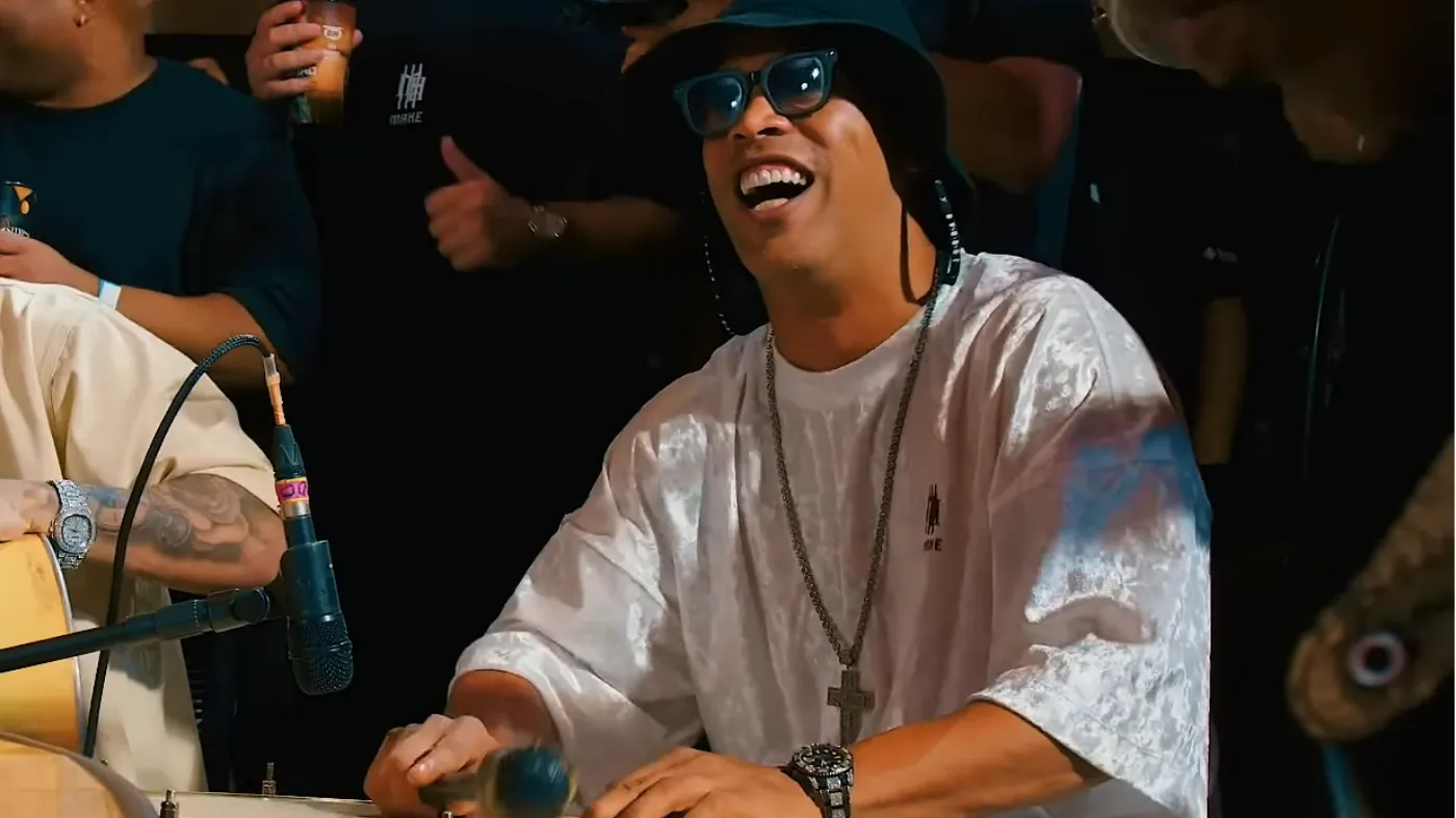 Ronaldinho Gaúcho tocando tantan em roda de samba