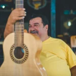Capa do álbum 'A cor do teu olhar' com destaque para a obra de Tarcísio Sardinha