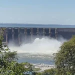 Usina Hidrelétrica de Água Vermelha com comportas abertas em teste, Rio Grande