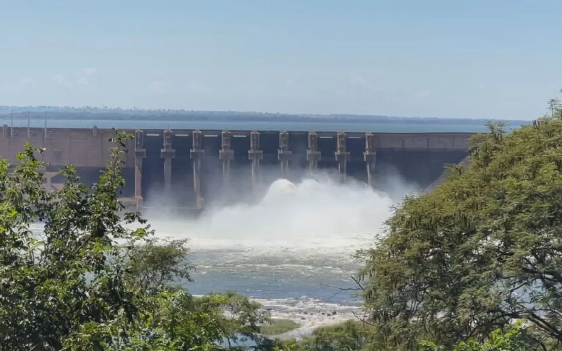 Usina Hidrelétrica de Água Vermelha com comportas abertas em teste, Rio Grande