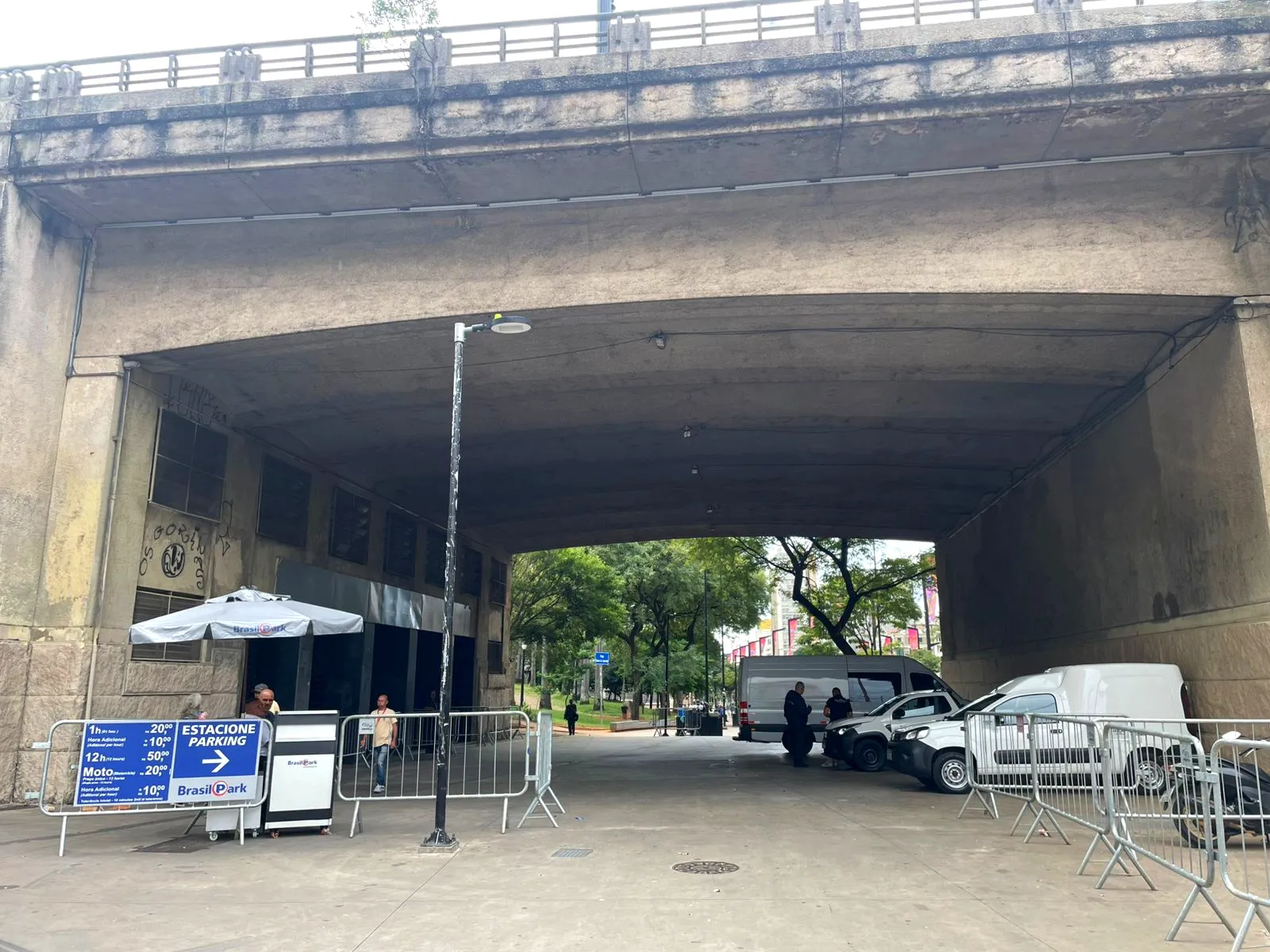 Estacionamento irregular Vale do Anhangabaú sendo removido pela prefeitura