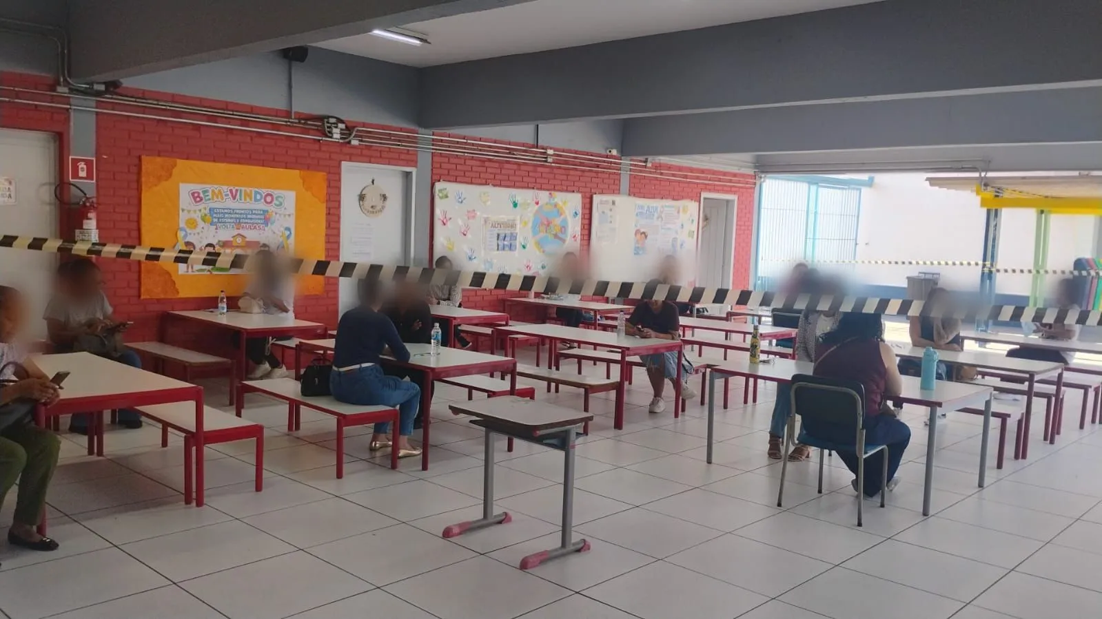 Candidatos fazendo prova de concurso em Salto em refeitório, com ruído e distração