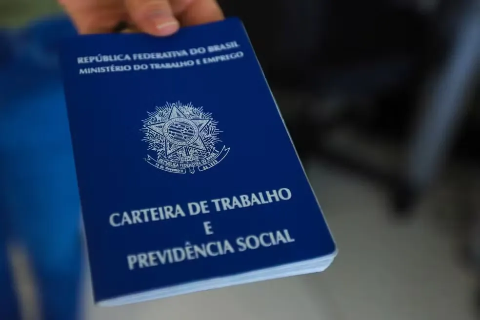 Pessoas acessando anúncios de vagas de emprego em Salvador e RMS