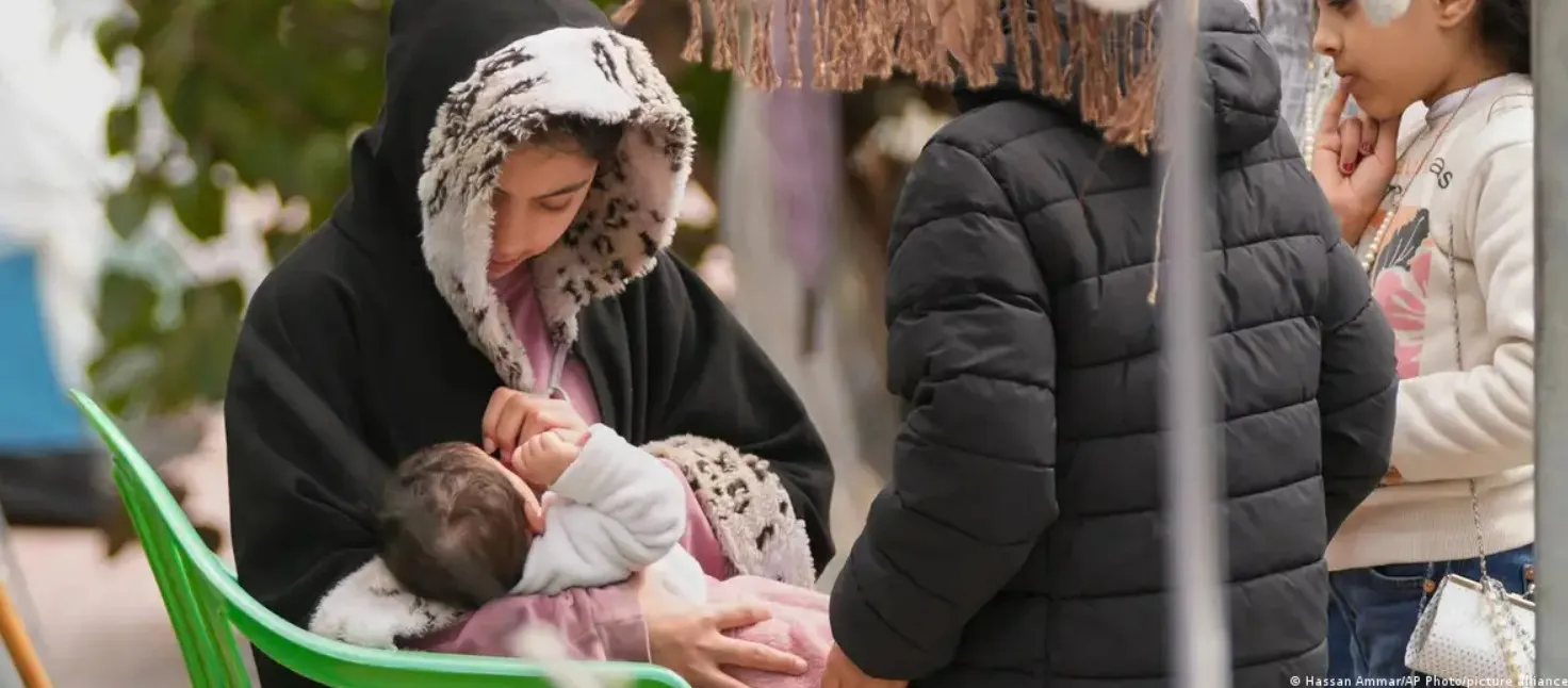 Mulher grávida libanesa em abrigo, impacto do conflito
