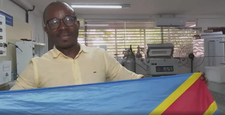 Heritier Kabamba Subissay, congolês na Paraíba, celebrando a classificação da RD Congo para a Copa do Mundo