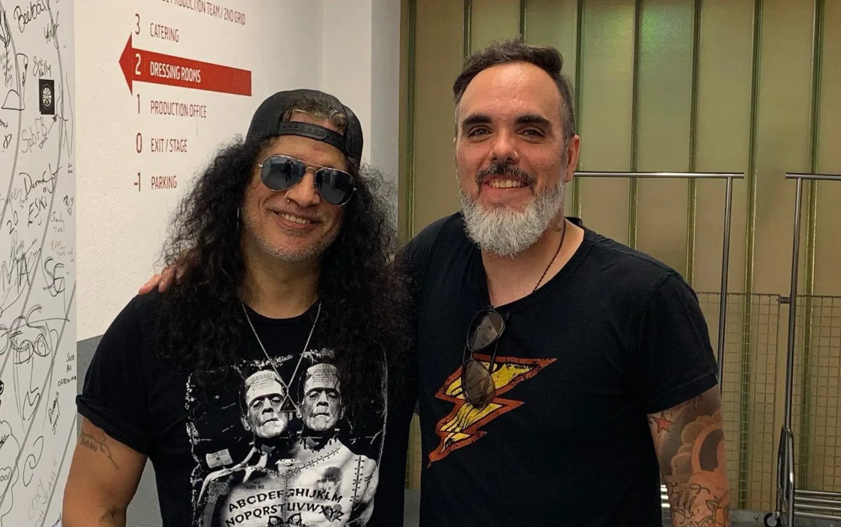 Músico baiano Lucas Ferraz tocando guitarra ao lado de Slash em um show lotado
