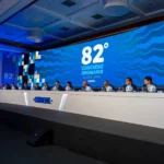 Troféu da Conmebol e dinheiro simbolizando as premiações recordes de R$ 1,5 bilhão para Libertadores e Sul-Americana em 2026.