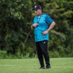 Time do Manaus FC em treinamento sob a supervisão do técnico Paulo Roberto Santos, ajustando táticas para a Série D.