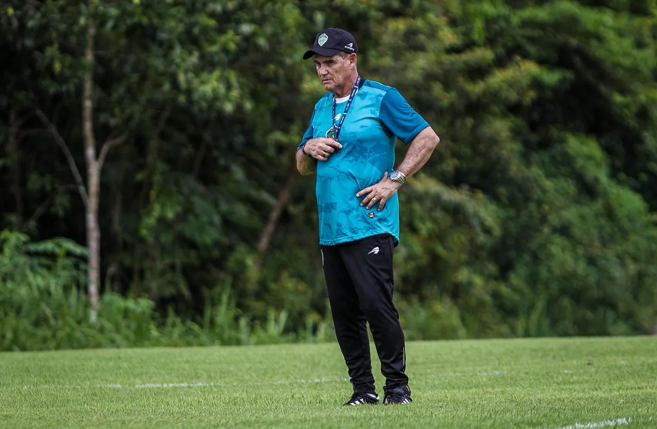 Time do Manaus FC em treinamento sob a supervisão do técnico Paulo Roberto Santos, ajustando táticas para a Série D.