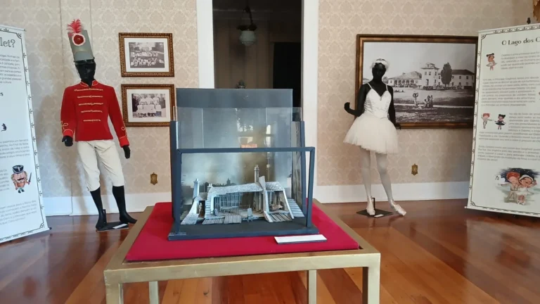Visitantes interagem com objetos e fotos da Exposição Theatro Municipal em Conservatória