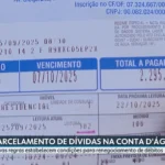 Conta de água com aviso de atraso e opções de parcelamento na fatura.