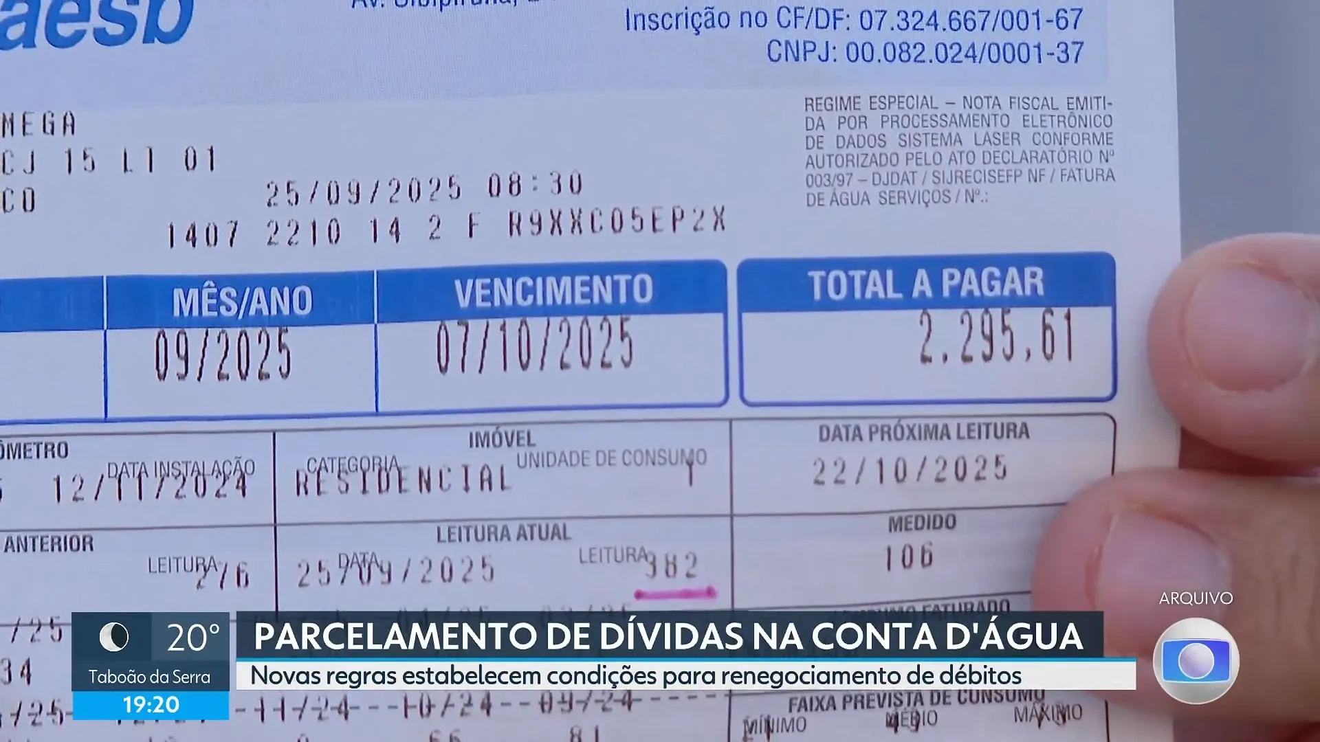 Conta de água com aviso de atraso e opções de parcelamento na fatura.