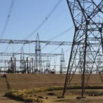 Pessoa preocupada com a conta de luz, bandeira tarifária amarela.