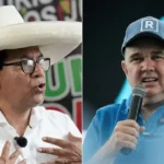 Oficiais eleitorais peruanos em processo de contagem e revisão de votos, com muitas atas e cédulas visíveis.