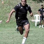 Time do Rio Branco-ES em jogo da Série D, com foco no ataque e técnico na lateral do campo