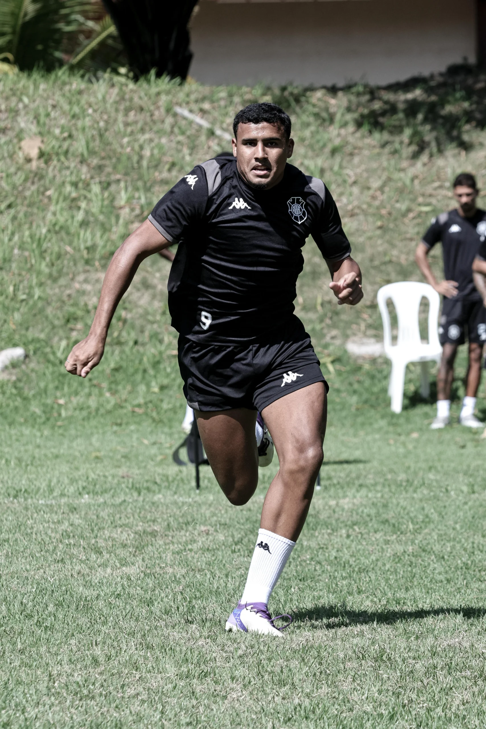 Time do Rio Branco-ES em jogo da Série D, com foco no ataque e técnico na lateral do campo