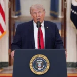 Mesa de negociação com delegações dos EUA e Irã no Paquistão, com Shehbaz Sharif