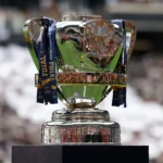 Jogadores em campo durante partida da Copa do Brasil