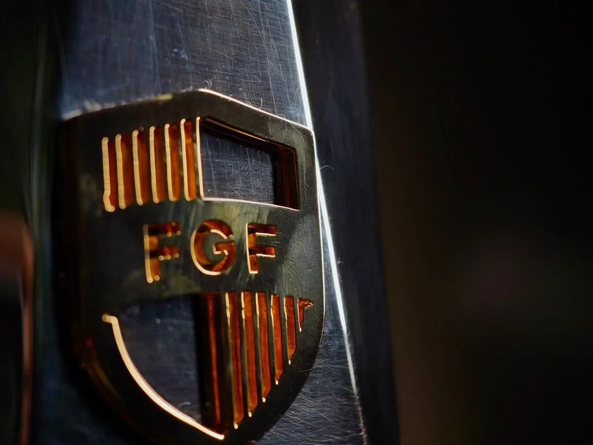 Estádio de futebol sem torcida, representando a incerteza da Copa FGF