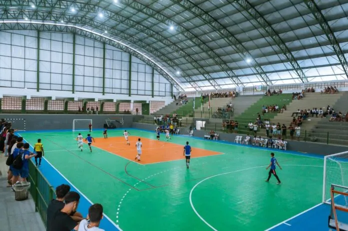 Partida de futsal da Copa TV Asa Branca com jogadores e torcida