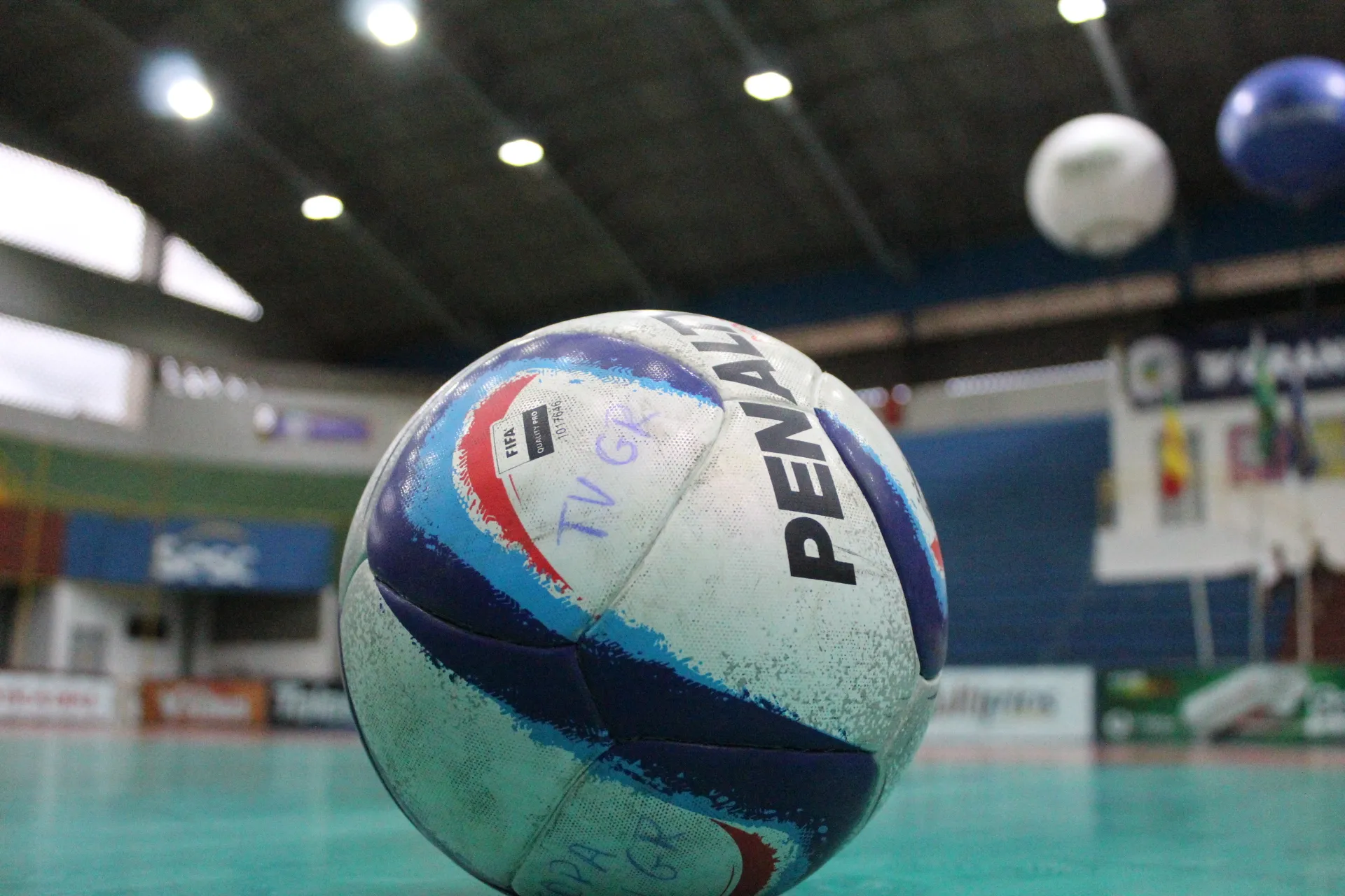 Jogadores disputando a bola em partida da Copa TV Grande Rio de Futsal