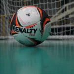 Jogadores de futsal em quadra durante a Copa TV Grande Rio de Futsal